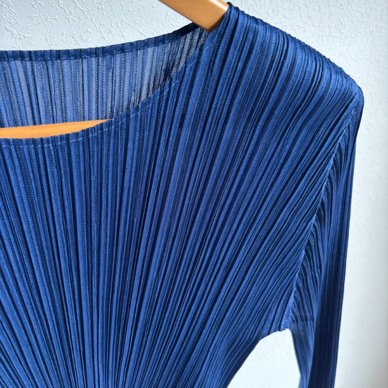 PLEATS PLEASE ISSEY MIYAKE 三宅一生PP 4號 閒 置 未 著 用 JK121 修身款!深藍圓領上衣-2