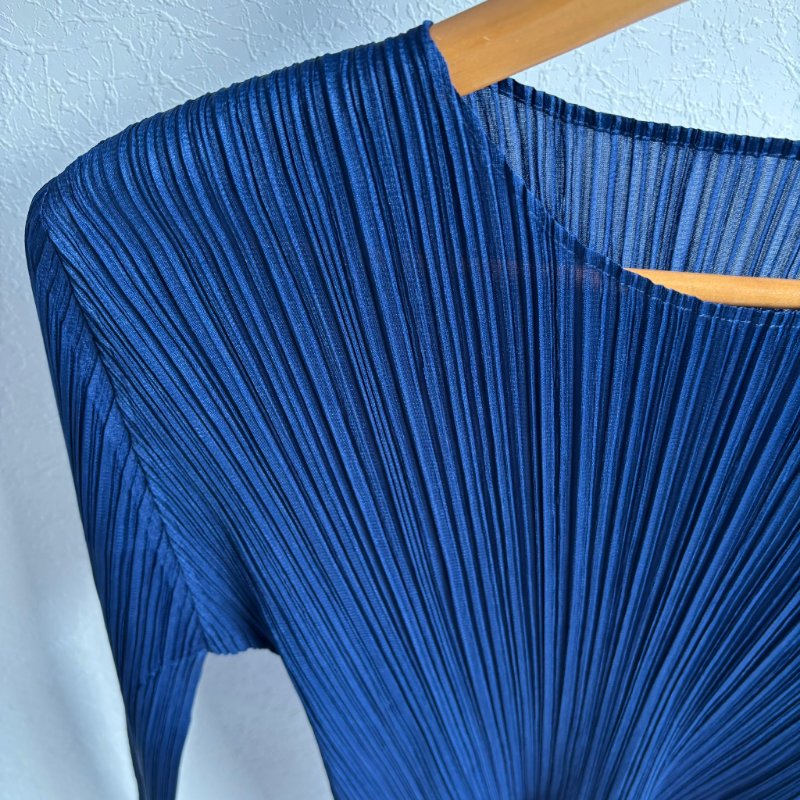 PLEATS PLEASE ISSEY MIYAKE 三宅一生PP 4號 閒 置 未 著 用 JK121 修身款!深藍圓領上衣-3