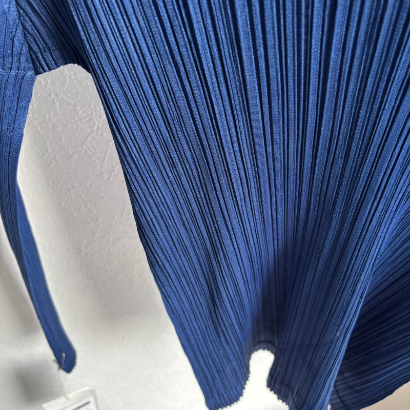 PLEATS PLEASE ISSEY MIYAKE 三宅一生PP 4號 閒 置 未 著 用 JK121 修身款!深藍圓領上衣-6