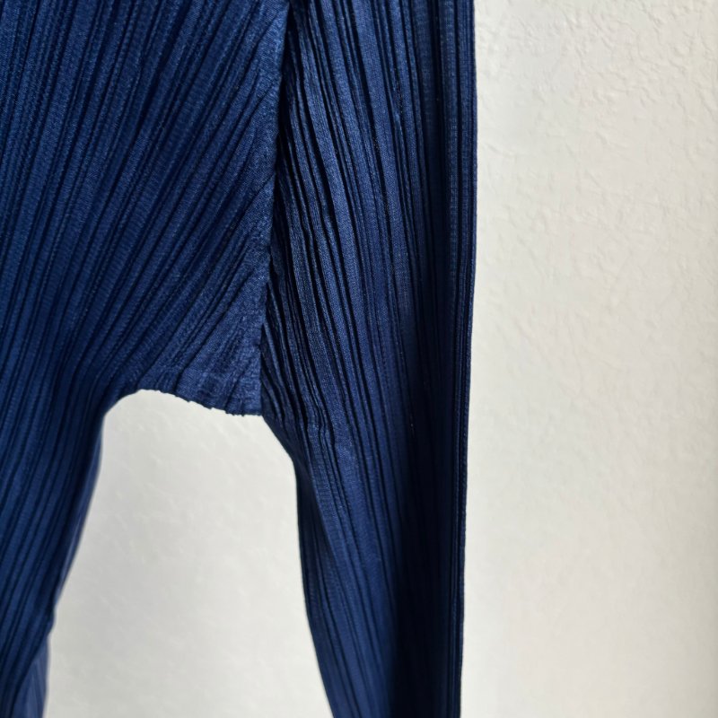 PLEATS PLEASE ISSEY MIYAKE 三宅一生PP 4號 閒 置 未 著 用 JK121 修身款!深藍圓領上衣-8