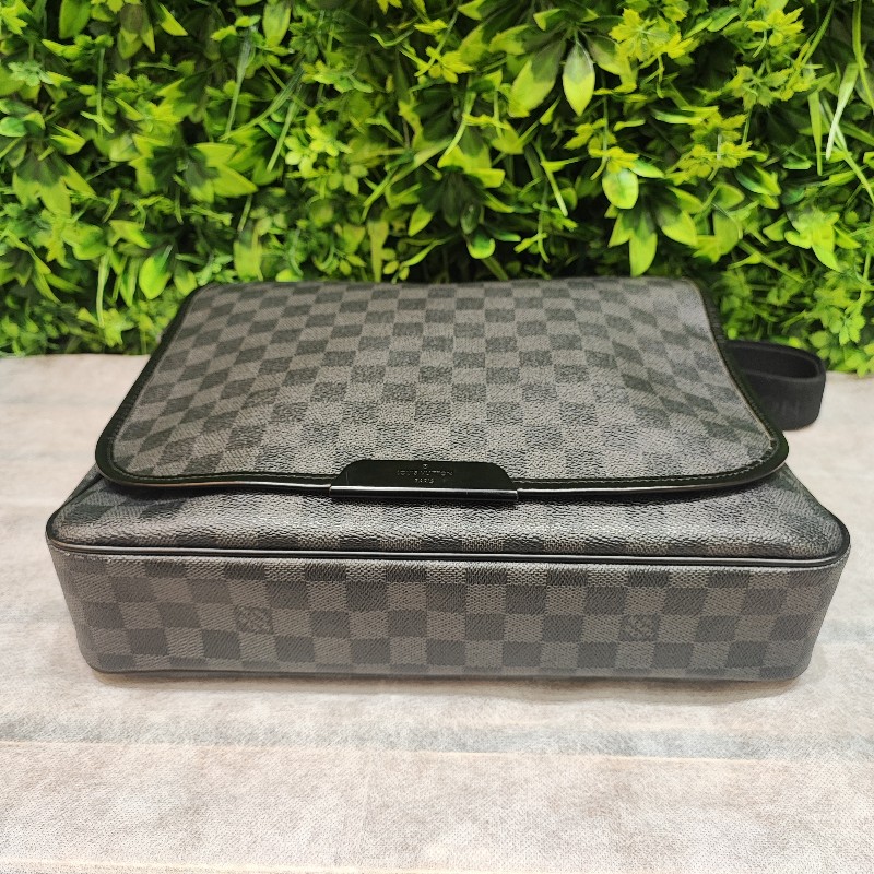 Louis Vuitton Graphite Daniel MM-4