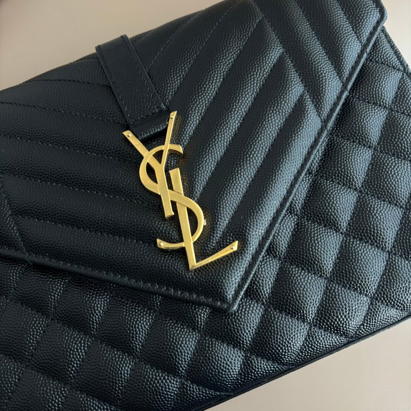 ::SAINT LAURENT:: YSL envelope 黑金粒面絎縫皮革中型信封袋斜背包 鍊包-4