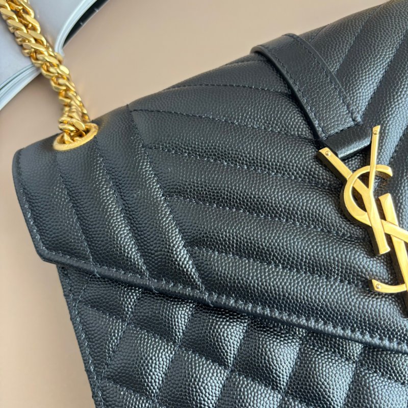 ::SAINT LAURENT:: YSL envelope 黑金粒面絎縫皮革中型信封袋斜背包 鍊包-5