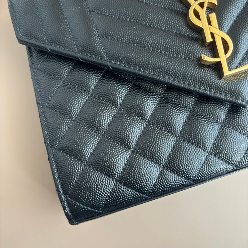 ::SAINT LAURENT:: YSL envelope 黑金粒面絎縫皮革中型信封袋斜背包 鍊包-7