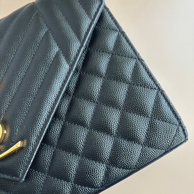 ::SAINT LAURENT:: YSL envelope 黑金粒面絎縫皮革中型信封袋斜背包 鍊包-8