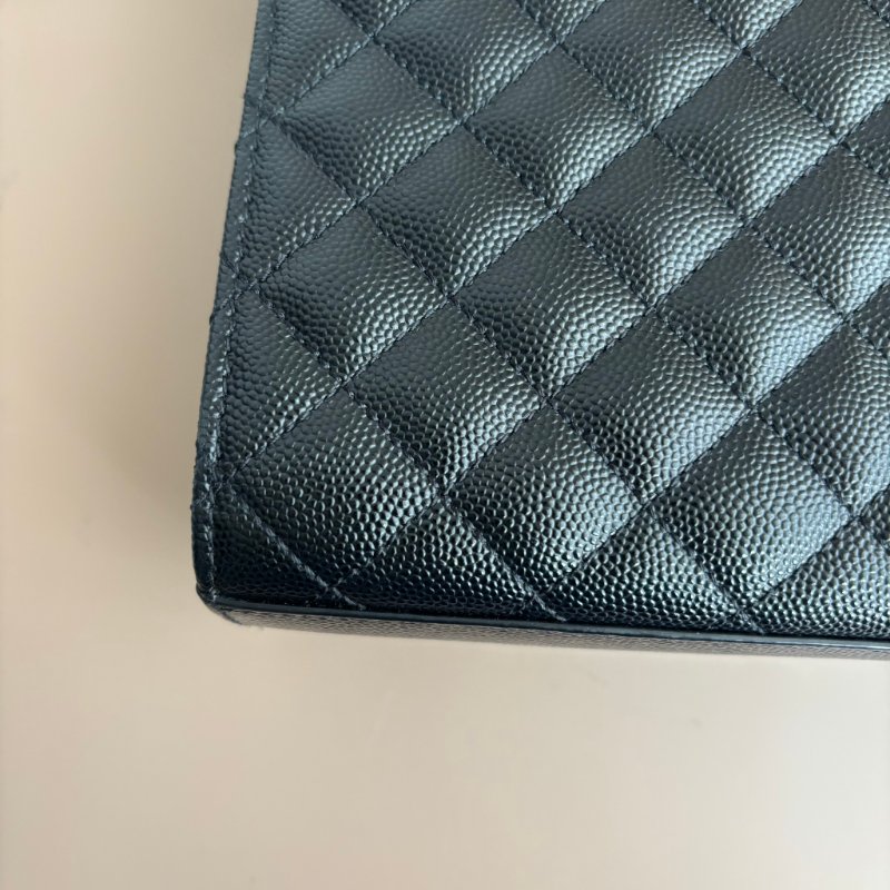 ::SAINT LAURENT:: YSL envelope 黑金粒面絎縫皮革中型信封袋斜背包 鍊包-13