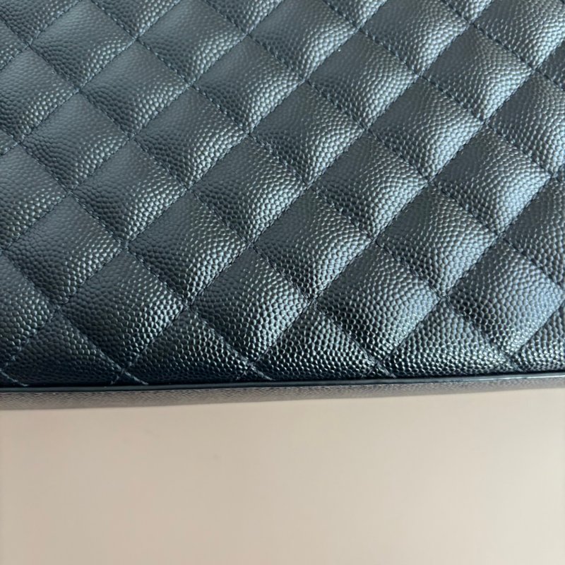::SAINT LAURENT:: YSL envelope 黑金粒面絎縫皮革中型信封袋斜背包 鍊包-14