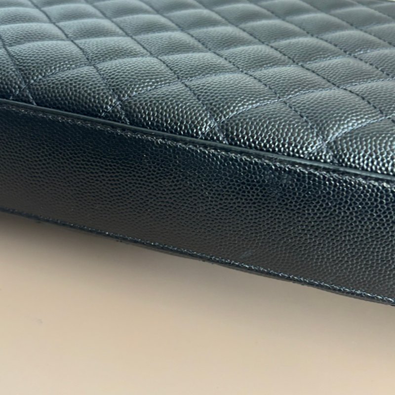 ::SAINT LAURENT:: YSL envelope 黑金粒面絎縫皮革中型信封袋斜背包 鍊包-17
