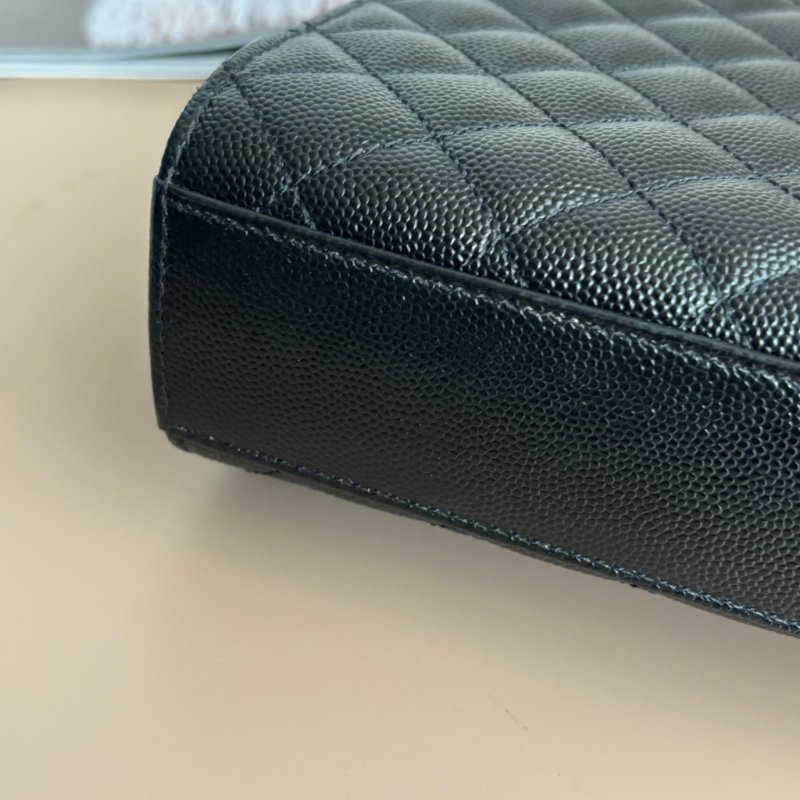 ::SAINT LAURENT:: YSL envelope 黑金粒面絎縫皮革中型信封袋斜背包 鍊包-18