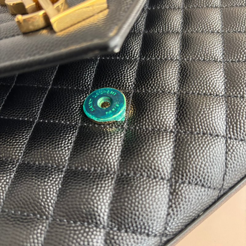 ::SAINT LAURENT:: YSL envelope 黑金粒面絎縫皮革中型信封袋斜背包 鍊包-26