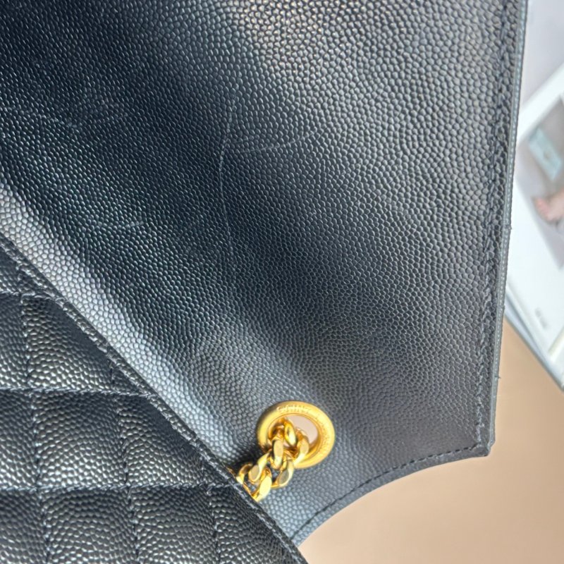::SAINT LAURENT:: YSL envelope 黑金粒面絎縫皮革中型信封袋斜背包 鍊包-30