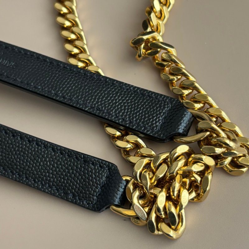 ::SAINT LAURENT:: YSL envelope 黑金粒面絎縫皮革中型信封袋斜背包 鍊包-33