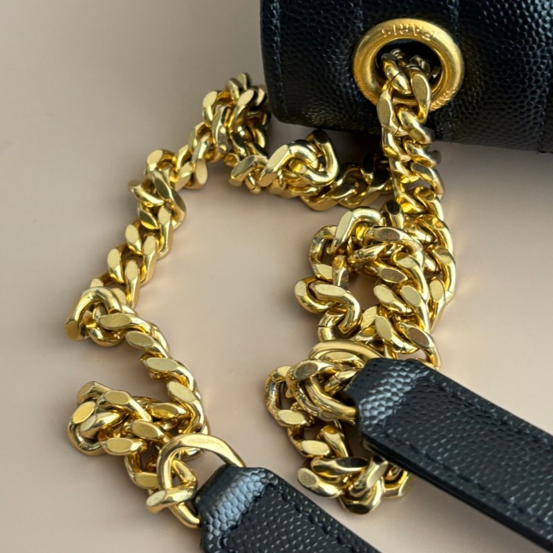 ::SAINT LAURENT:: YSL envelope 黑金粒面絎縫皮革中型信封袋斜背包 鍊包-35