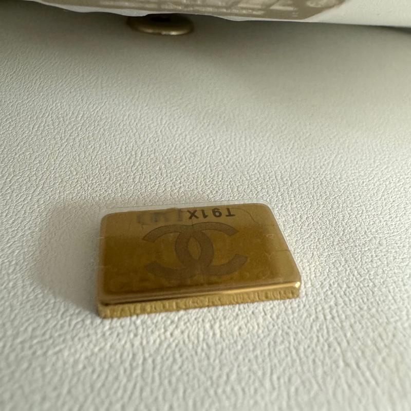 Chanel 25S Embroidered Tweed, Feathers, Imitation Pearls & Gold-Tone Metal Clutch in White-15