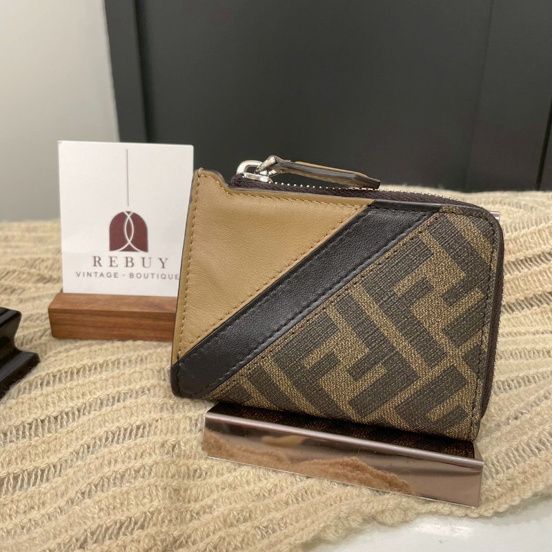 FENDI Zucca老花拚牛皮L拉卡包-0