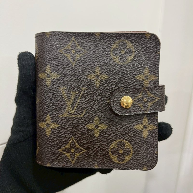 LV 老花釦式短夾-1