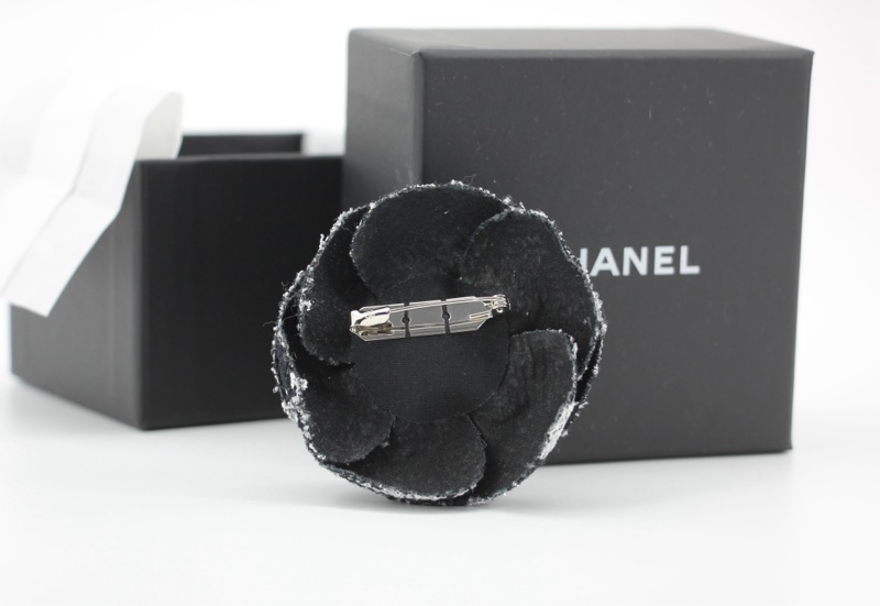 Chanel 23K 羊毛混合纖維秋冬灰和黑色山茶花胸針-5