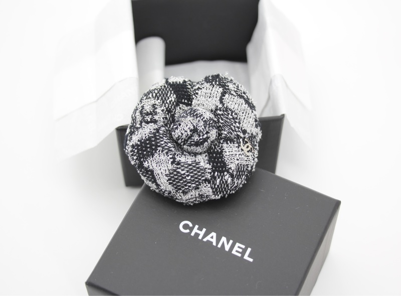 Chanel 23K 羊毛混合纖維秋冬灰和黑色山茶花胸針-9