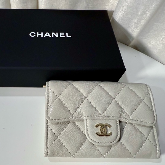 全新全配🖤CHANEL 經典款 雙C單層卡包 奶灰色🤍-0