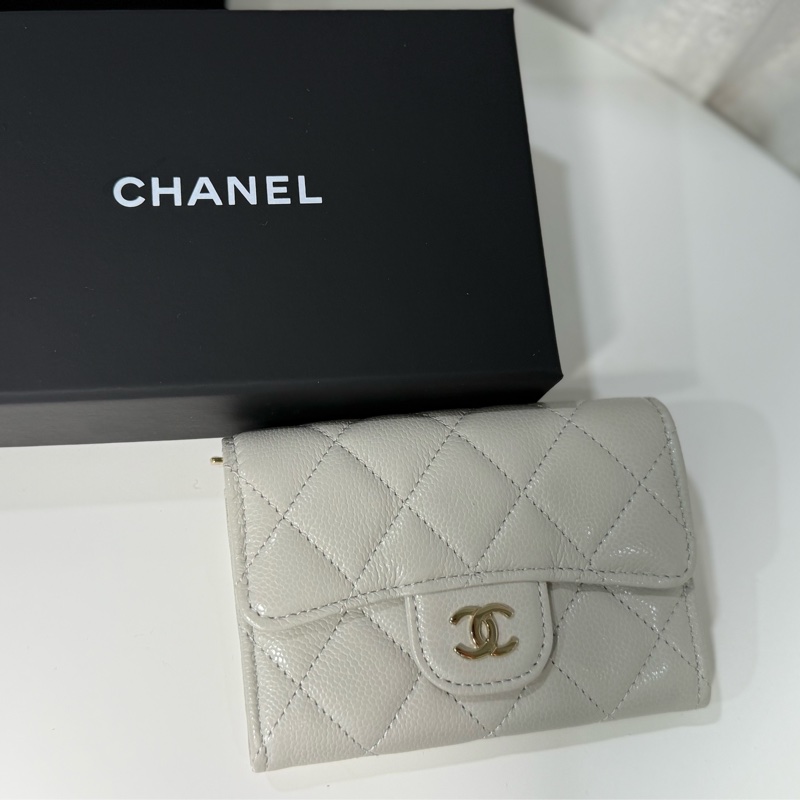 全新全配🖤CHANEL 經典款 雙C單層卡包 奶灰色🤍-4