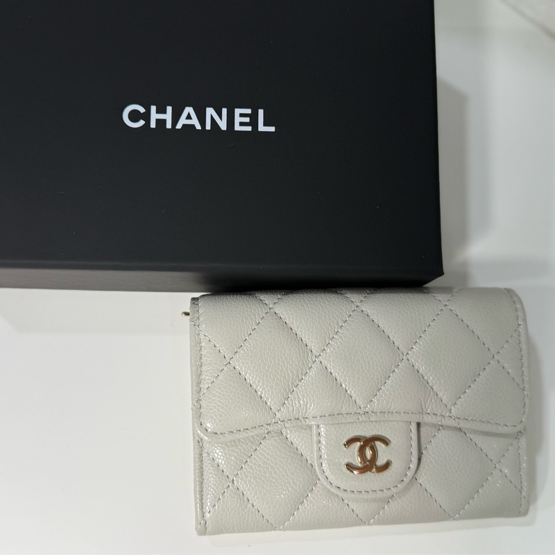 全新全配🖤CHANEL 經典款 雙C單層卡包 奶灰色🤍-15