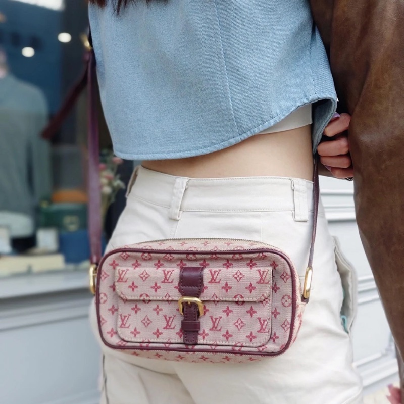 「JL精品代購」9新 LV 樹莓紅 丹寧相機包-1