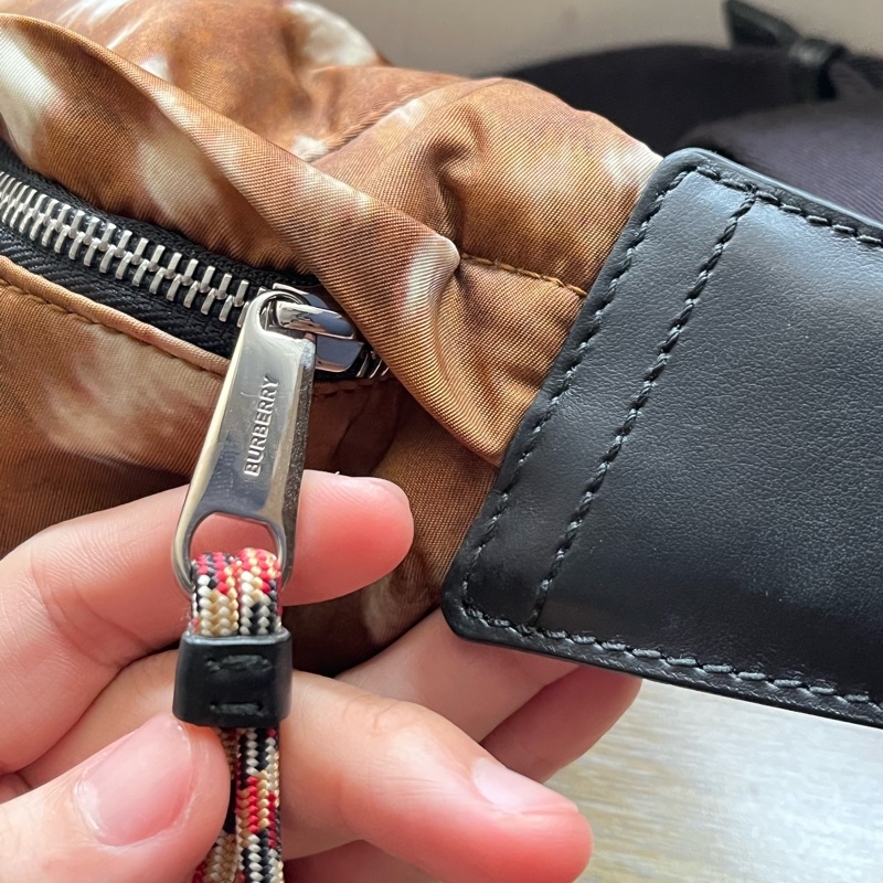 BURBERRY小鹿腰包 華泰購入 有防塵袋-1