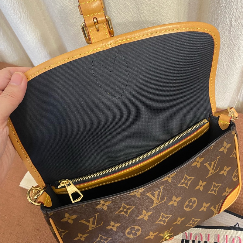 Louis Vuitton Diane PM經典老花帆布塗層法棍單肩後背包-3