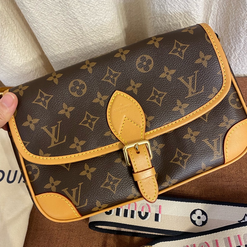 Louis Vuitton Diane PM經典老花帆布塗層法棍單肩後背包-8