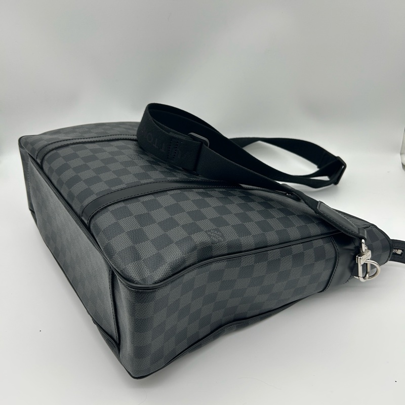 「JL精品代購」9新 louis vuitton 2way黑銀棋盤格男士斜背托特包-8