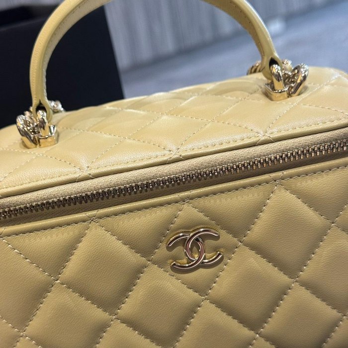 *SHIHNA名牌精品* CHANEL 小羊皮長型化妝鍊帶包-1