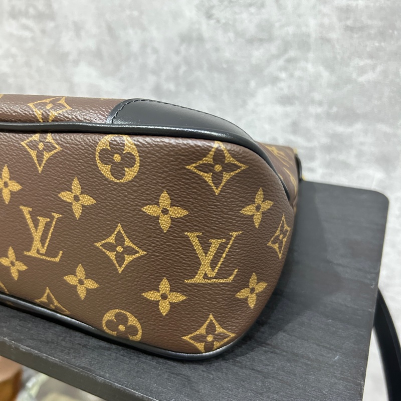 全新 LV黑牛角包-6