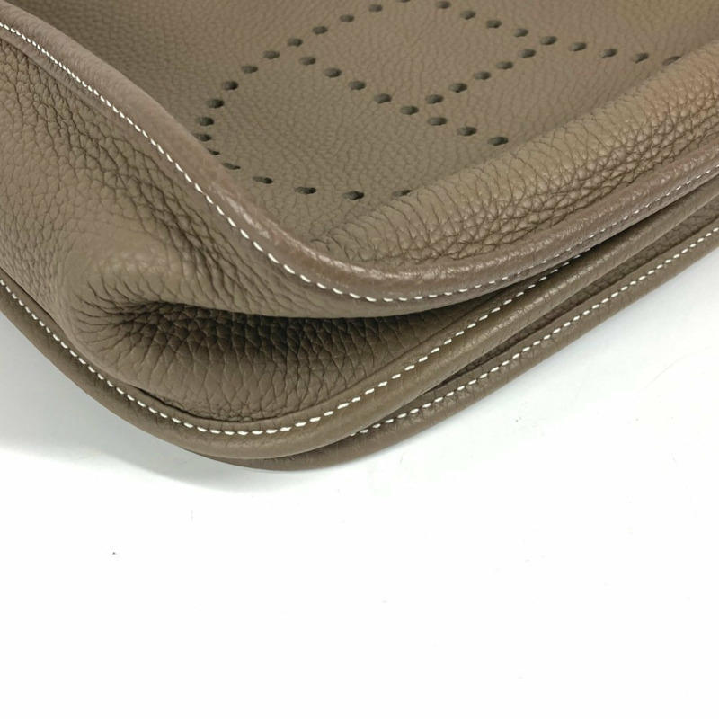 HERMES 愛馬仕 Evelyn 3 GM 包 H 穿孔標誌斜背包單肩包 Taurillon Clemence 男款女 Etoupe 米色-6
