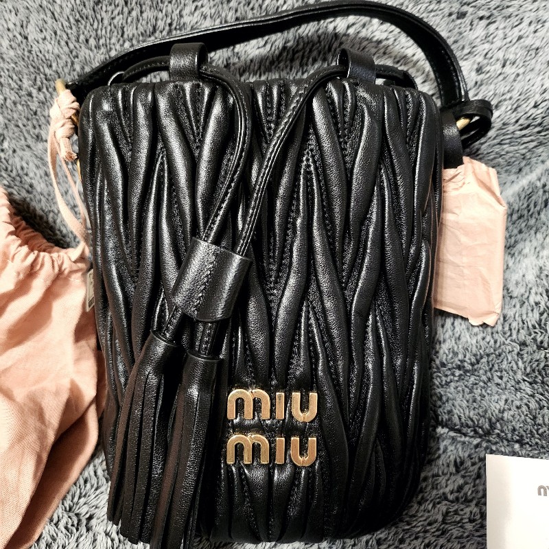 miumiu 水桶包 黑色 Matelassé 納帕皮革-0