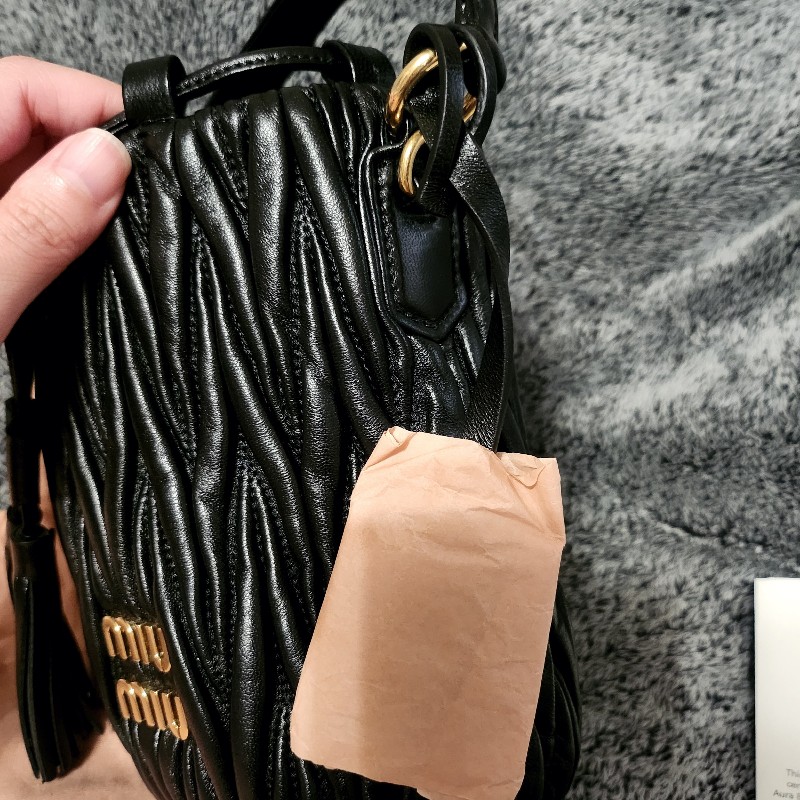 miumiu 水桶包 黑色 Matelassé 納帕皮革-5