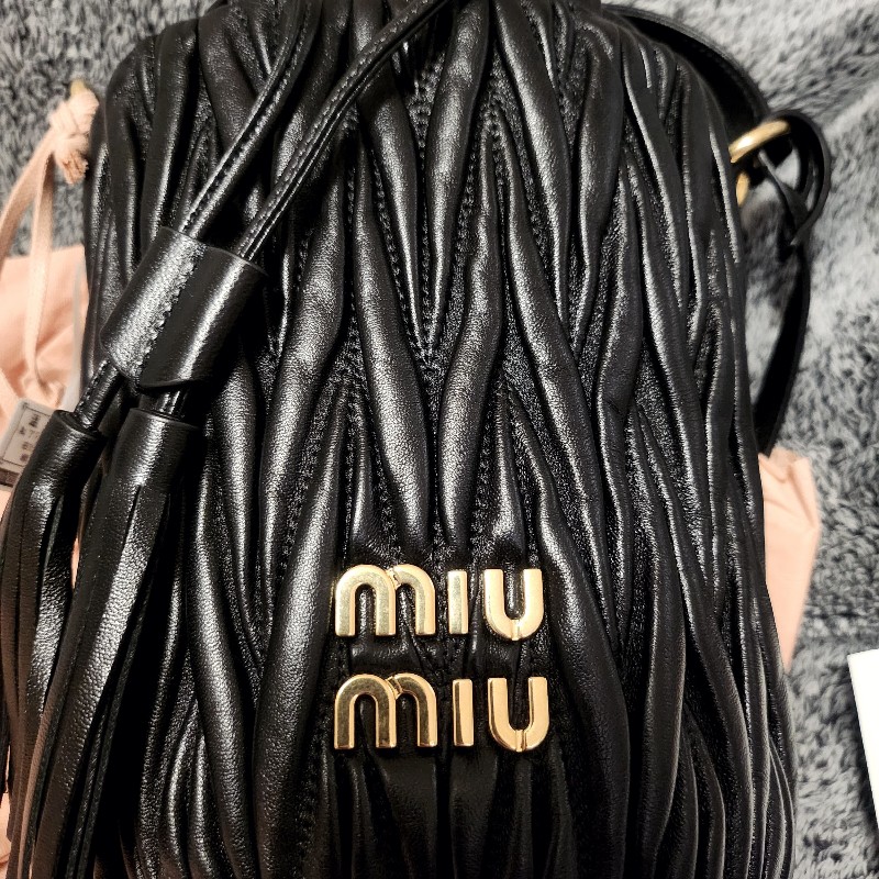 miumiu 水桶包 黑色 Matelassé 納帕皮革-6