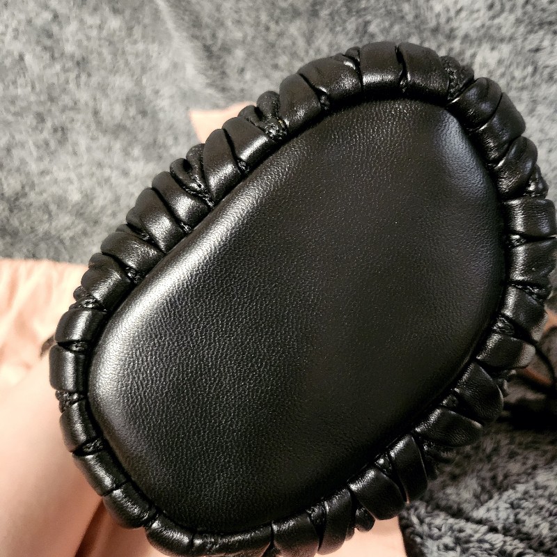 miumiu 水桶包 黑色 Matelassé 納帕皮革-8