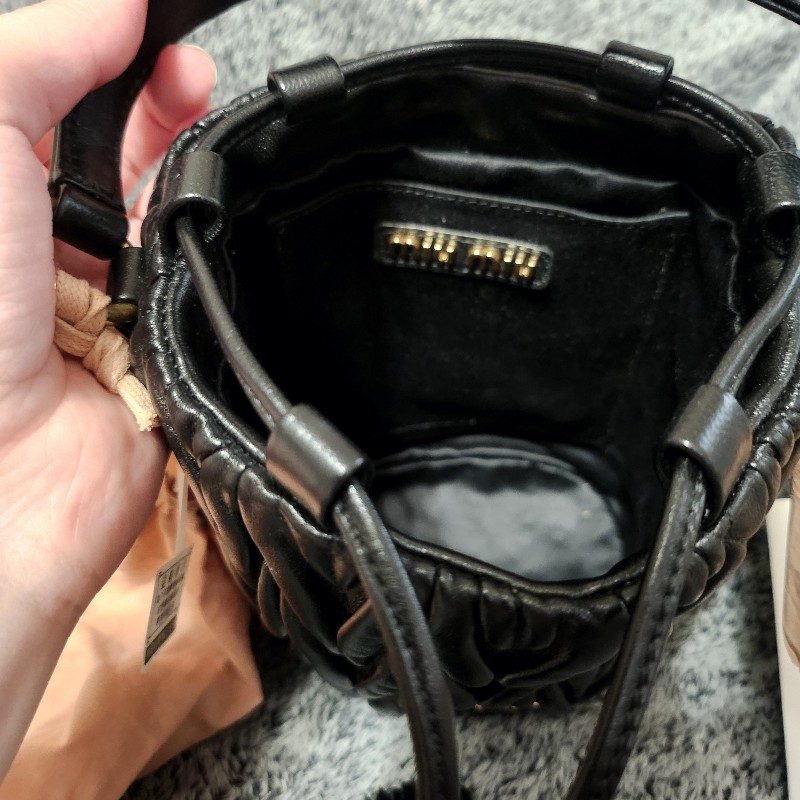 miumiu 水桶包 黑色 Matelassé 納帕皮革-9