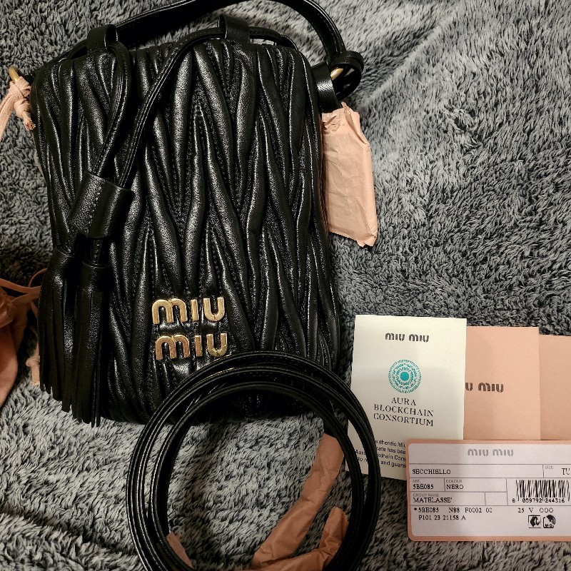 miumiu 水桶包 黑色 Matelassé 納帕皮革-11