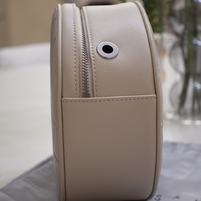 CHARLES & KEITH 菱格圓形斜背包 奶油白-2