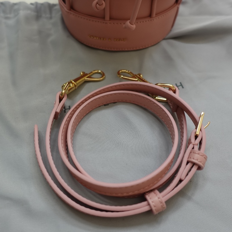 CHARLES & KEITH 愛心墜鍊水桶包(情人節限定款)-1