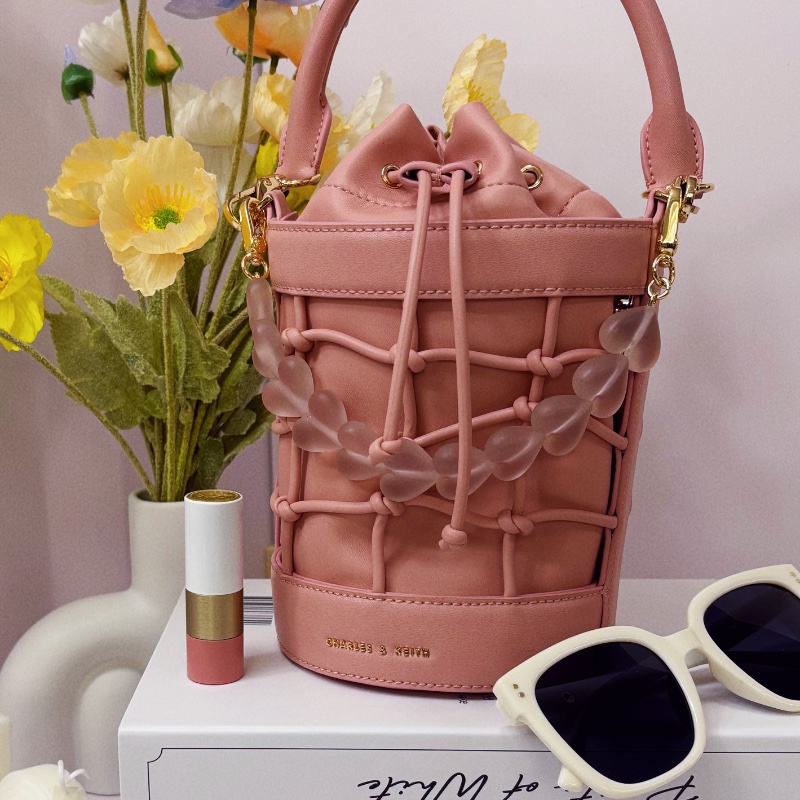 CHARLES & KEITH 愛心墜鍊水桶包(情人節限定款)-5