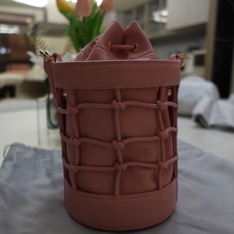 CHARLES & KEITH 愛心墜鍊水桶包(情人節限定款)-6