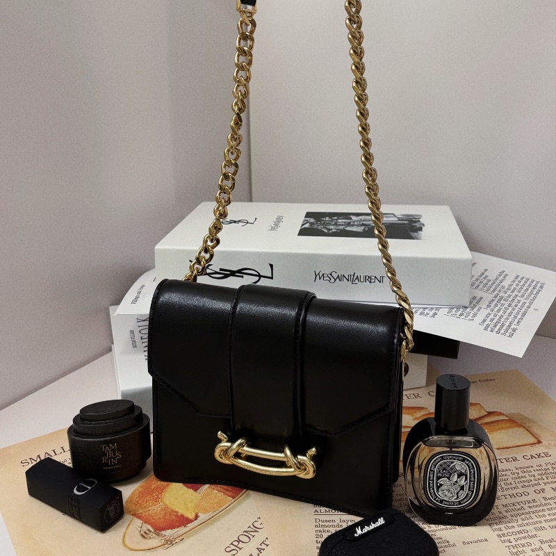 CHARLES & KEITH 扭結釦斜背包-0