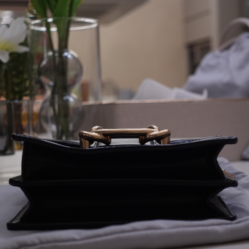 CHARLES & KEITH 扭結釦斜背包-7