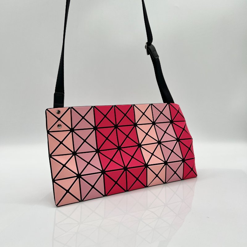 Issey Miyake 三宅一生 BAOBAO 4x7 粉色撞色斜背包-0