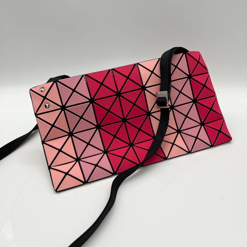 Issey Miyake 三宅一生 BAOBAO 4x7 粉色撞色斜背包-1