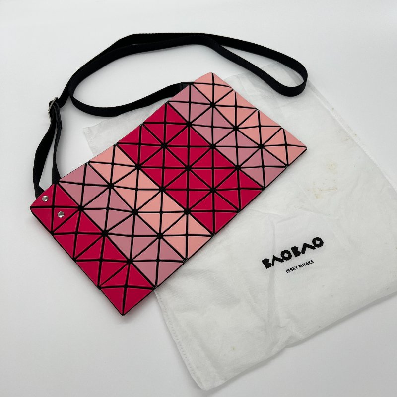 Issey Miyake 三宅一生 BAOBAO 4x7 粉色撞色斜背包-6