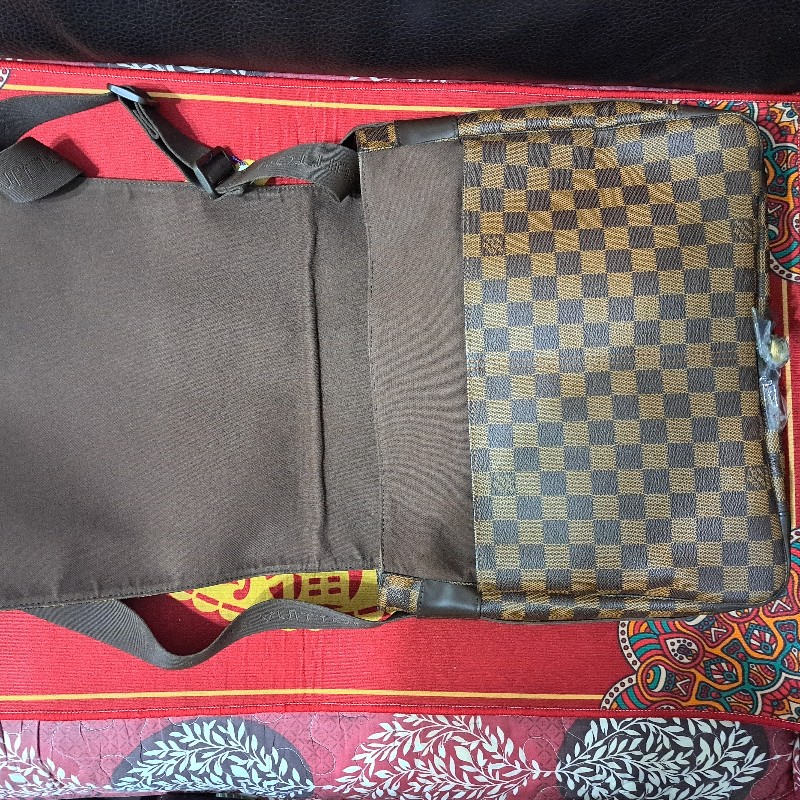 原價8萬多／精品店展示包／LV側背+斜挎包／筆電包-7