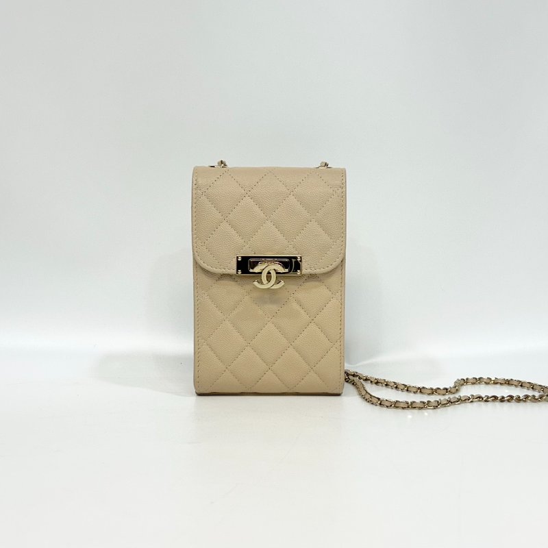 CHANEL米色粒紋山羊皮金釦下蓋手機包A84051-0